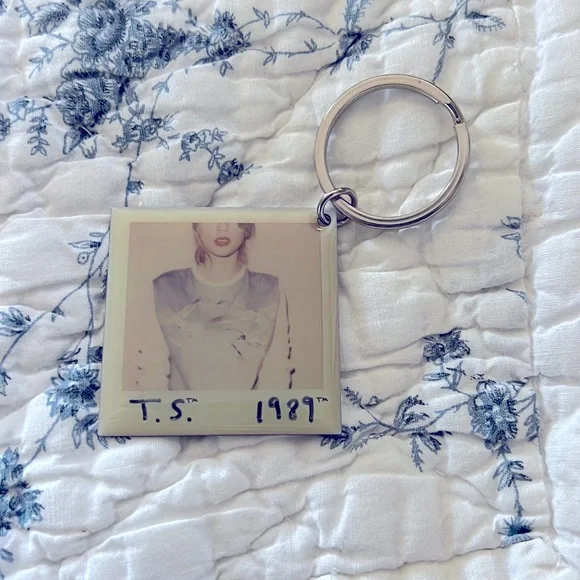 Taylor Swift 1989 Polaroid keychain - Picture 1 of 2